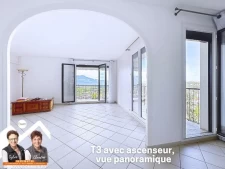 Vue aérienne sur les massifs et la ville