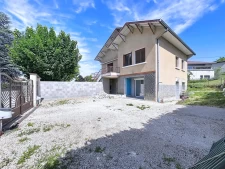 Plain-pied, rare terrain privatif, refait à neuf, petite cop...