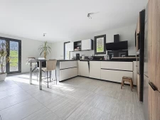 Propriété sur 10340 m² vue sur la Sure au calme, hangar, box...