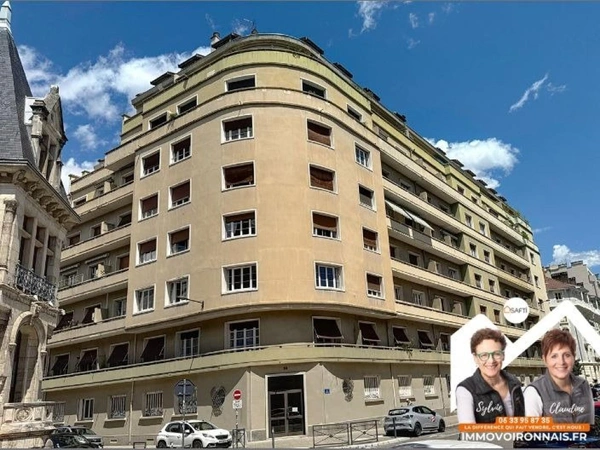 Rue de Turenne, grand T3 avec balcon, ascenseur, vue dégagée...
