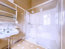 Maison en pierre avec garages, en plein cœur de Saint-Lauren...