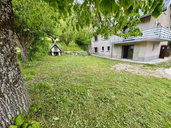 T3 à rafraîchir 69 m2 au sol, jardin, parkings