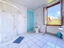 Maison en pierre à La Buisse, à deux pas des écoles et trans...