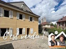 Maison en pierre avec garages, en plein cœur de Saint-Lauren...