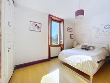 Maison en pierre à La Buisse, à deux pas des écoles et trans...