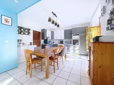 Maison en pierre à La Buisse, à deux pas des écoles et trans...