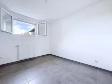 Plain-pied, rare terrain privatif, refait à neuf, petite cop...