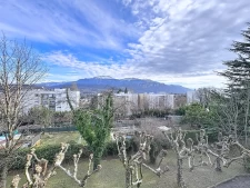 Vue montagnes, au calme, potentiel, grand terrain, sous-sol...