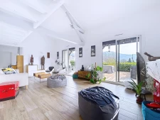 RARE, centre-ville, plain-pied, calme et vue massifs, deux g...