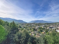 Vue aérienne sur les massifs et la ville, ascenseur, climati...