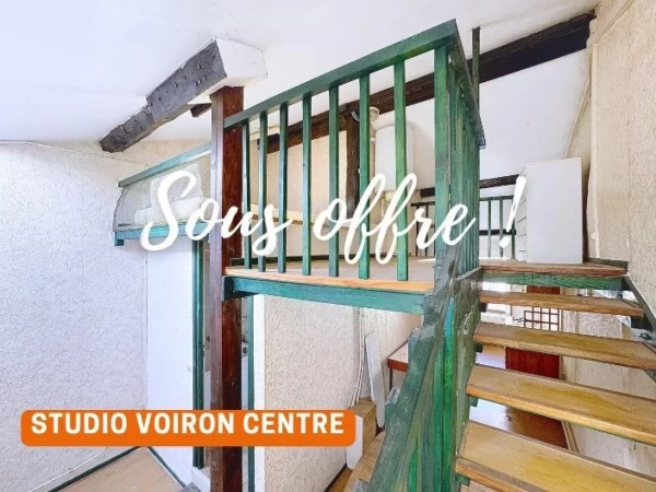 Centre-ville de Voiron, studio sous les toits avec mezzanine...