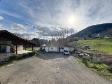 Propriété sur 10340 m² vue sur la Sure au calme, hangar, box...