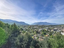 Vue aérienne sur les massifs et la ville