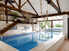 Propriété de caractère avec piscine intérieure  5