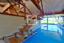Propriété d'exception avec piscine intérieure et espace bien 15