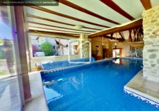 Propriété d'exception avec piscine intérieure et espace bien 18