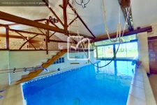 Propriété d'exception avec piscine intérieure et espace bien 3