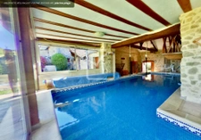 Propriété de caractère avec piscine intérieure  10