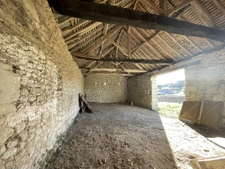 Grange en pierre avec beau potentiel - environnement campagn