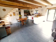 BELLE RENOVATION EN PIERRE ET POUTRES APPARENTES