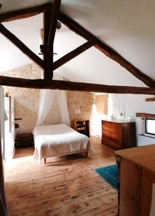 BELLE RENOVATION EN PIERRE ET POUTRES APPARENTES