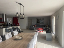 maison contemporaine alliant élégance et espace de vie