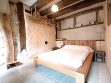 BELLE RENOVATION EN PIERRE ET POUTRES APPARENTES