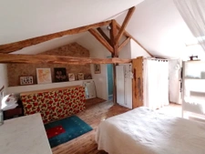 BELLE RENOVATION EN PIERRE ET POUTRES APPARENTES