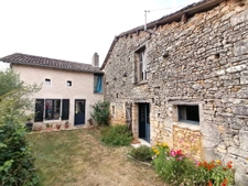 BELLE RENOVATION EN PIERRE ET POUTRES APPARENTES