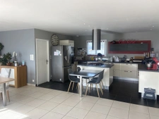 maison contemporaine alliant élégance et espace de vie