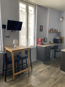 Studio rénové Hyper Centre de Rochefort   Idéal investisseur