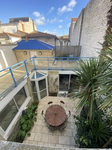 Maison de caractère avec garage et plateau aménageable en hy